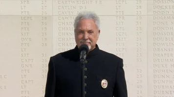 Tom Jones chante en hommage aux soldats lors du Débarquement à Ver-sur-mer