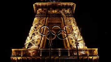 Anneaux Olympiques Géants sur la Tour Eiffel pour les Jeux de Paris