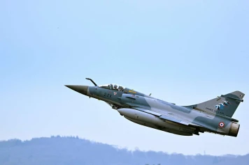 Macron annonce l'envoi de Mirage 2000-5 en Ukraine malgré la réticence
