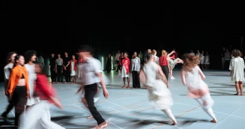 Drumming XXL: Fusion de danse européenne et africaine par Anne Teresa De Keersmaeker