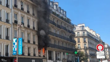 Incendie à Paris: 90 pompiers, 5 intoxiqués, rue de Rivoli fermée