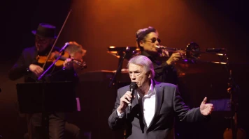 Salvatore Adamo célèbre ses 80 ans sur scène au Grand Rex à Paris