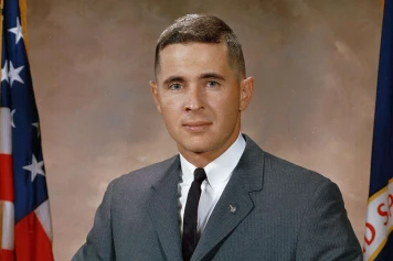 Hommage à William Anders, astronaute d'Apollo 8, décédé dans un accident d'avion