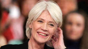 Françoise Hardy : Hommage des voisins, rencontre avec Dutronc et comparaisons