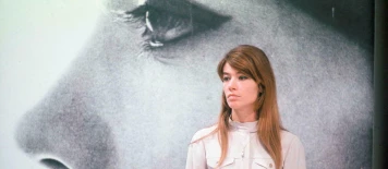 Françoise Hardy: Icone Yéyé, Passion Musique et Carrière Sincère
