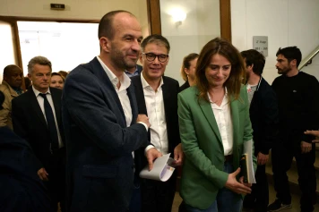 Nouveau Front Populaire: Programme de Gauche Contre Politique Macron