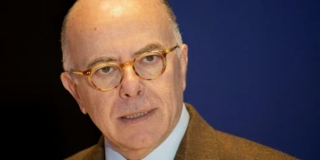 Cazeneuve critique le 'Nouveau Front populaire' dans une interview au Point