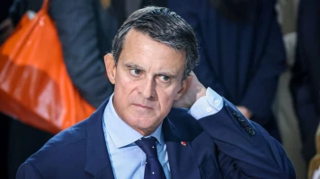 Ex-Président Se Présente Sous Parti Socialiste, Critiqué par Valls