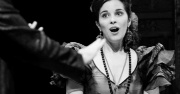 Disparition: Artiste Belge à la Voix Prometteuse et Présence Scénique