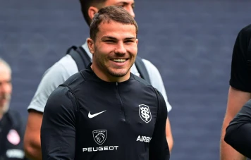 Antoine Dupont, étoile du rugby, s'oppose à l'homophobie dans Têtu