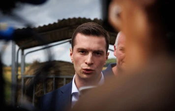Analyse des stratégies politiques et tensions avant les élections en France