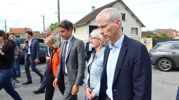 Gabriel Attal répond à un passant, souligne l'importance des élections législatives