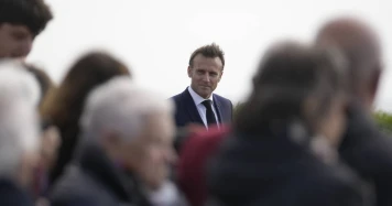 Macron critique le Nouveau Front populaire lors de sa visite à Sein