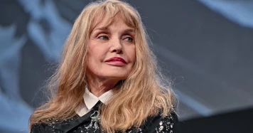 Arielle Dombasle porte la flamme olympique et compose un hymne