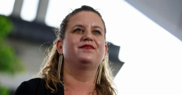 Mathilde Panot admet une erreur sur son expérience parlementaire vs Léon Blum