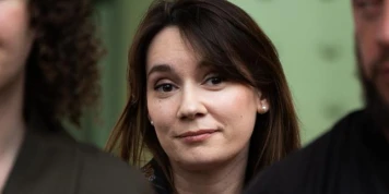 Le titre de séjour de Xenia Fedorova, la chroniqueuse pro-Kremlin des médias Bolloré, provoque l’embarras au sommet de l’Etat
