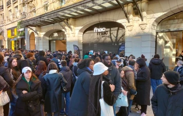Fermeture de la Fnac des Champs-Élysées : Afflux massif de clients pour la braderie
