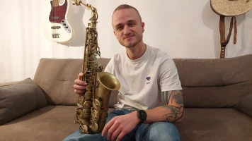 « Il faut être à la hauteur » : le saxophoniste de Calogero raconte les coulisses de sa tournée