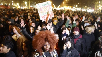 Célébrations à Paris : Des milliers de manifestants rendent hommage à la mort de Jean-Marie Le Pen