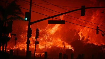 Incendies dévastateurs à Pacific Palisades : Évacuation d'urgence et destruction massive