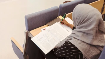 Débat sur le port du voile dans les universités : prudence des présidents face à la proposition de Bruno Retailleau