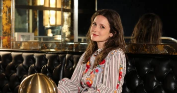 Rosa Bursztein : De la scène au stand-up, une carrière musicale et humoristique