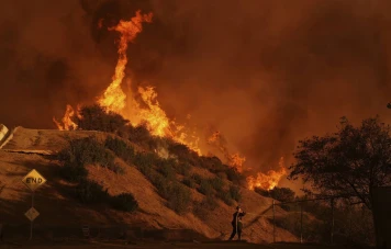 Incendies dévastateurs à Los Angeles : 16 morts et 12.000 bâtiments détruits