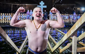 Épiphanie à Anapa : Baignade rituelle malgré la marée noire