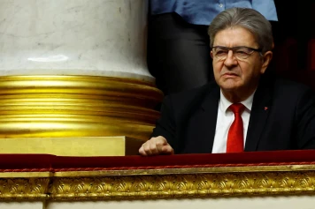 Mélenchon dénonce le PS : Un allié de circonstance face à la motion de censure