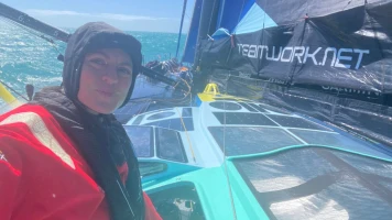 La bataille pour les places d'honneur du Vendée Globe : Justine Mettraux en route pour un exploit historique