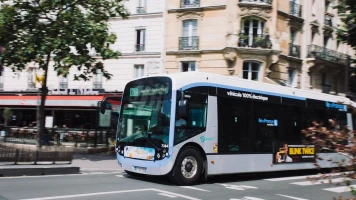 Accident Tragique à Paris : Un Sans Domicile Fixe Gravement Blessé par un Bus de la RATP