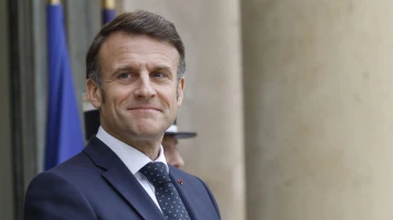 Emmanuel Macron répond sur TikTok : Amende de 90 euros pour usage du téléphone au péage