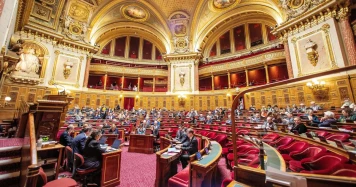 Le Sénat français vote la suppression des avantages des anciens dirigeants pour économiser 2,8 millions d'euros