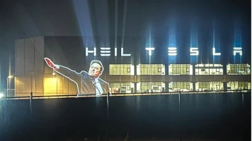 Controverse : Activistes allemands projettent 'Heil Tesla' sur l'usine de Berlin