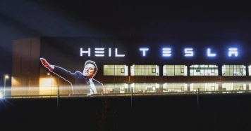 Projection controversée sur l'usine Tesla : des activistes dénoncent Elon Musk