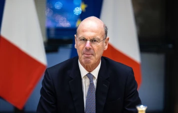 Éric Lombard : Vers une Immigration de Travail pour Répondre aux Besoins Économiques de la France