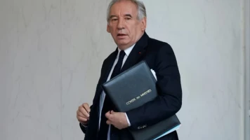 Référendum sur l'immigration : François Bayrou s'oppose, Emmanuel Macron reste ouvert