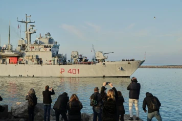 Reprise des Transferts de Migrants : Un Navire Militaire Italien Arrive en Albanie