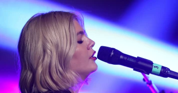 Louane Représentera la France à l'Eurovision 2025 : Un Hommage Émouvant à sa Mère