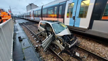 Accident Tragique à Deuil-Montmagny : Un Renault Scénic Percuté par un Train au Passage à Niveau PN4