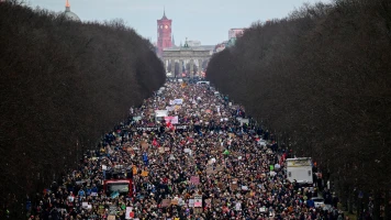 Manifestation massive à Berlin contre l'extrême droite avant les élections de 2025