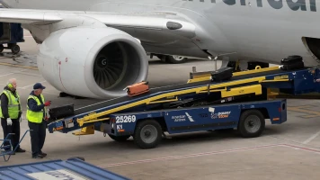 Accident à l'aéroport O'Hare : Un remorqueur percuté par un avion