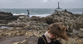 Été Grisé : L'Amitié de Max et Lou au Bord de la Mer