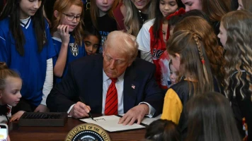 Trump signe un décret controversé contre les athlètes transgenres dans le sport féminin