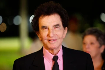 Agression de Jack Lang à Paris : Un ancien ministre de la culture au cœur de la controverse