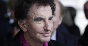 Agression de Jack Lang : Un ancien ministre de la Culture attaqué lors d'un rassemblement à Paris