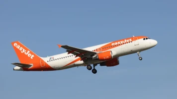 Décès d'un septuagénaire à bord d'un vol EasyJet : atterrissage d'urgence à Saint-Jacques-de-Compostelle