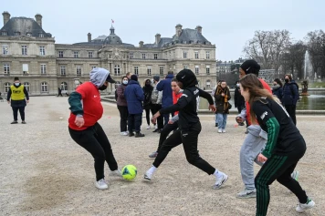 Interdiction des Signes Religieux dans le Sport : Le Sénat Adopte une Proposition de Loi