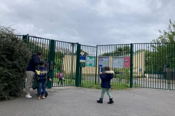 Indignation à Paris : Une maîtresse de maternelle filmée en train de frapper une fillette