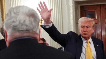 Trump critique Zelensky : tensions croissantes entre l'Ukraine et les États-Unis
